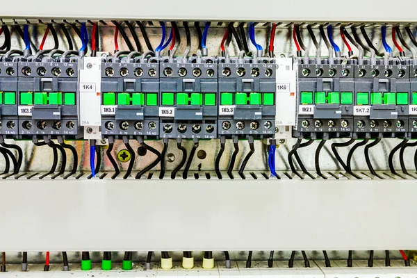 El panel eléctrico tiene interruptores automáticos de fusibles, primer plano . — Foto de Stock