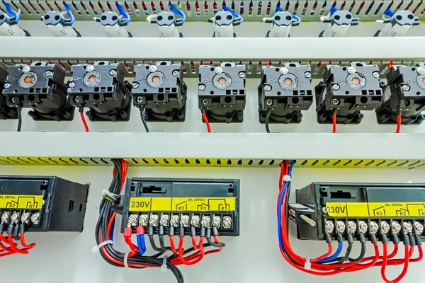 Painel de controle elétrico na caixa de fusível de distribuição . — Fotografia de Stock