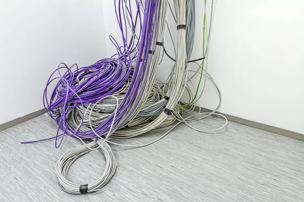 Куча кабелей будущая комната управления . — стоковое фото