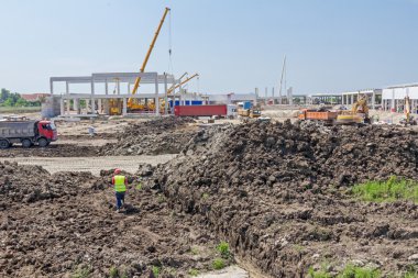 Mobil vinç çalışma ve beton kiriş kaldırma. Manzara 