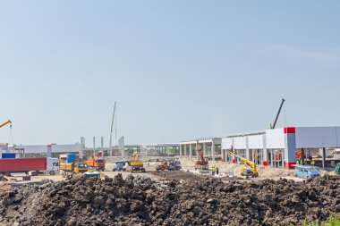 Mobil vinç çalışma ve beton kiriş kaldırma. Manzara 