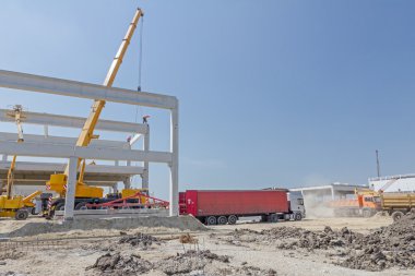 Vinçler-Mobil vinç kamyon römork gelen beton kiriş boşaltma.