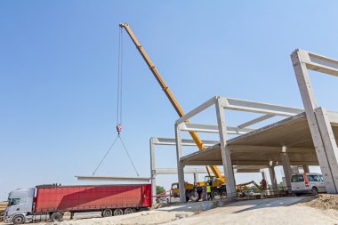 Vinçler-Mobil vinç kamyon römork gelen beton kiriş boşaltma.