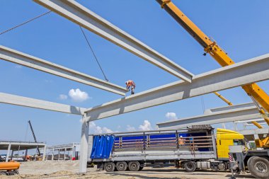 Vinçler-Mobil vinç kamyon römork gelen beton kiriş boşaltma.