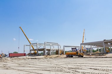 Mobil vinç çalışma ve beton kiriş kaldırma. Manzara 