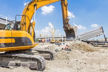 Ekskavatör inşaatta çalışıyor. Caterpillar eylem