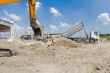 Ekskavatör inşaatta çalışıyor. Caterpillar eylem