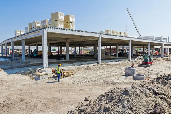 Vista en el sitio de construcción, mega mercado moderno sin terminar. Archit. —  Fotos de Stock