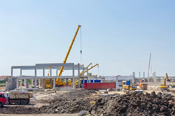 Mobil vinç çalışma ve beton kiriş kaldırma. Manzara 