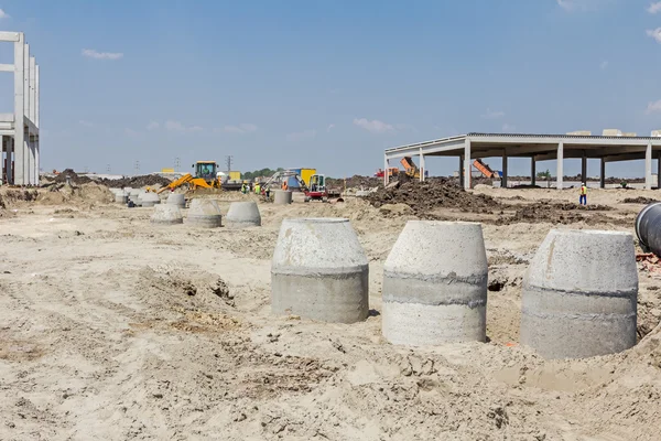 Сборка бетонных дренажных люков и выстройка их на строительном участке — стоковое фото