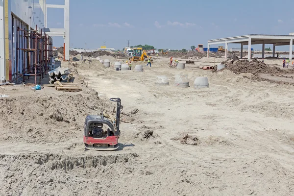 La machine de compacteur de plaque vibrante est debout sur le chantier . — Photo