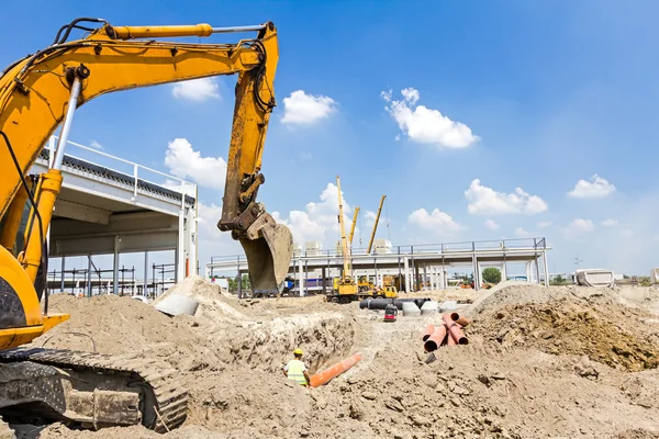 Bagger arbeitet auf Baustelle. Raupe in Aktion — Stockfoto