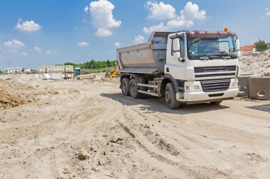 Büyük hidrolik çöp kamyonu hareket ediyor.