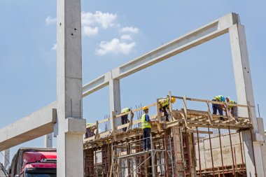 Hazırlık için montaj demonte büyük kalıp için devam ediyor 