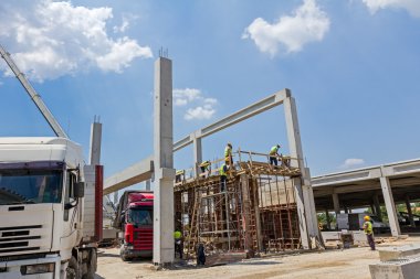 Hazırlık için montaj demonte büyük kalıp için devam ediyor 