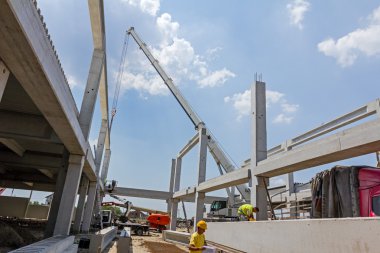 Mobil vinç çalışma ve beton kiriş kaldırma.