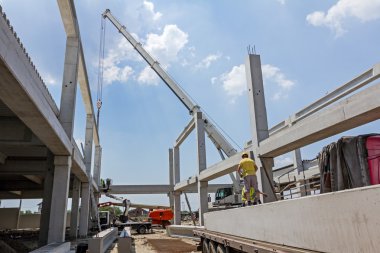 Mobil vinç çalışma ve beton kiriş kaldırma.