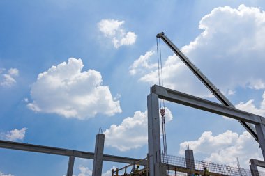 Mobil vinç çalışma ve beton kiriş kaldırma.