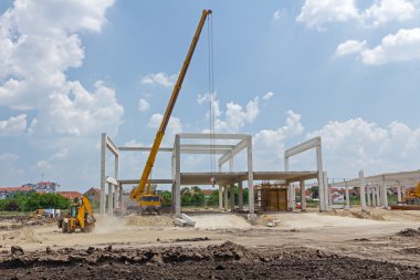 Mobil vinç çalışma ve beton kiriş kaldırma. Manzara 