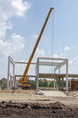 Mobil vinç çalışma ve beton kiriş kaldırma. Manzara 