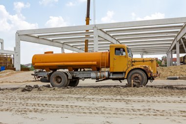 Eski ağır su kamyon yan görünüm