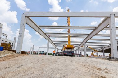 Vinçler-Mobil vinç çalışıyor, derleme beton kiriş.