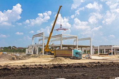 Vinçler-Mobil vinç kamyon römork gelen beton kiriş boşaltma.