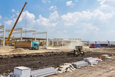 Vinçler-Mobil vinç kamyon römork gelen beton kiriş boşaltma.