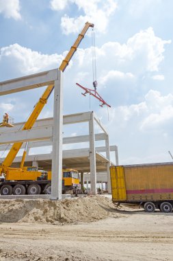 Vinçler-Mobil vinç kamyon römork gelen beton kiriş boşaltma.