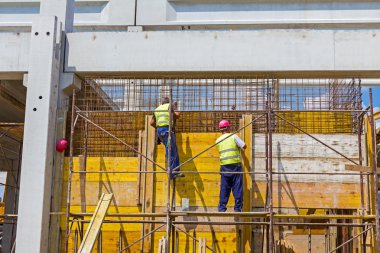 Hazırlık için montaj demonte büyük kalıp için devam ediyor 