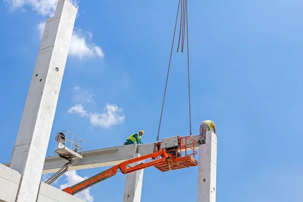 Mobiele kraan is het dragen van beton joist te monteren enorme hal. — Stockfoto