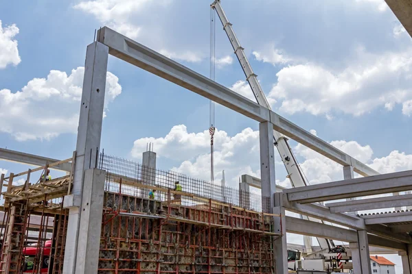 Preparation is in progress to assembly demountable big mold for — Stock Photo, Image