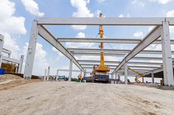 Guindaste móvel está operando, montagem viga de concreto . — Fotografia de Stock