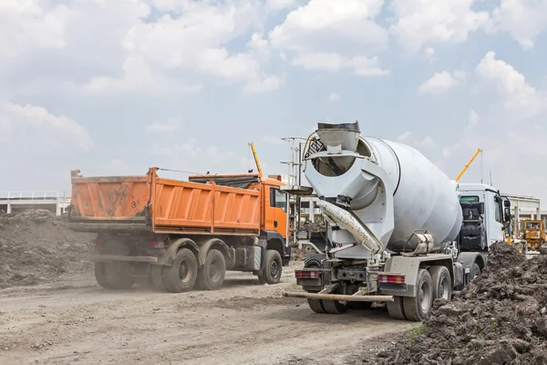 Velký hydraulický sklápěč se pohybuje na staveništi — Stock fotografie