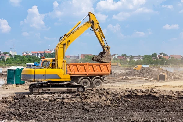 Bagger arbeitet auf Baustelle. Raupe in Aktion — Stockfoto