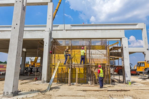 Voorbereiding wordt gewerkt aan de vergadering afneembare grote schimmel voor — Stockfoto