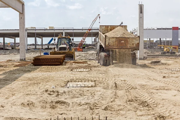 Damperli kamyon toprak boşaltma.