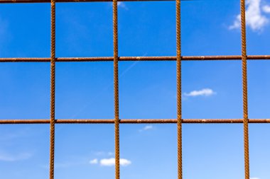 Mavi gökyüzü yalak çelik takviye kare paslı çubuklarını göster.