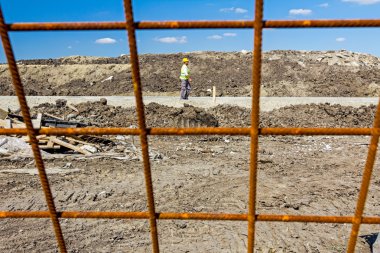 Sitesi yalak çelik takviye kare paslı ba yapı üzerinde göster