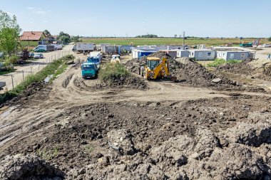 Beyaz konteyner ofis grup inşaat alanında yer alıyor