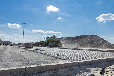 Büyük hidrolik çöp kamyonu hareket ediyor