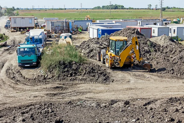 Groupe de bureau de conteneurs blancs est placé sur le site de construction — Photo