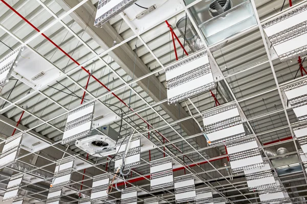 Estrutura de teto de escritório fluorescente suspenso — Fotografia de Stock