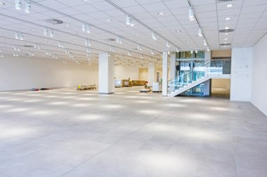 Modern bir iş merkezi büyük showroom görüntüleyin