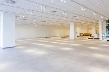 Modern bir iş merkezi büyük showroom görüntüleyin.