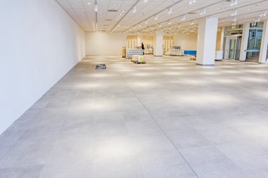 Modern bir iş merkezi büyük showroom görüntüleyin