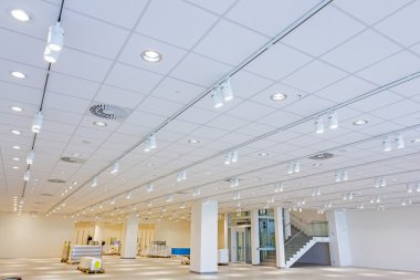 Modern bir iş merkezi büyük showroom görüntüleyin