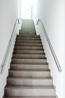 Merdiven yukarı çıkıyor