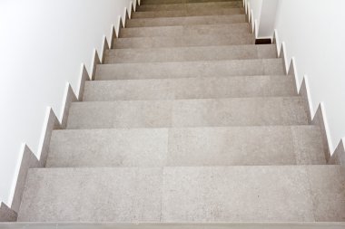 Merdiven aşağı gidiyor