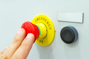 El acil kırmızı Durdurma düğmesine basıyorum